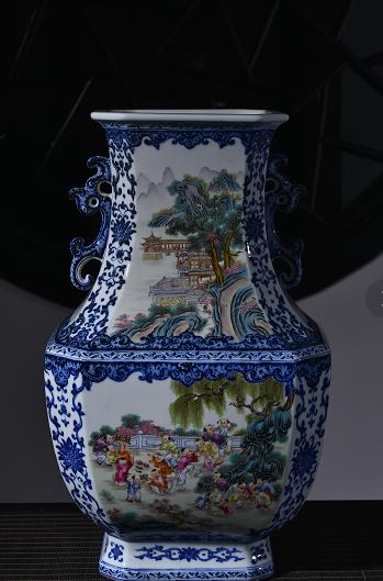 涂杏花：青花加彩缠枝莲婴戏图六面开窗双耳方肩瓶 商品图0