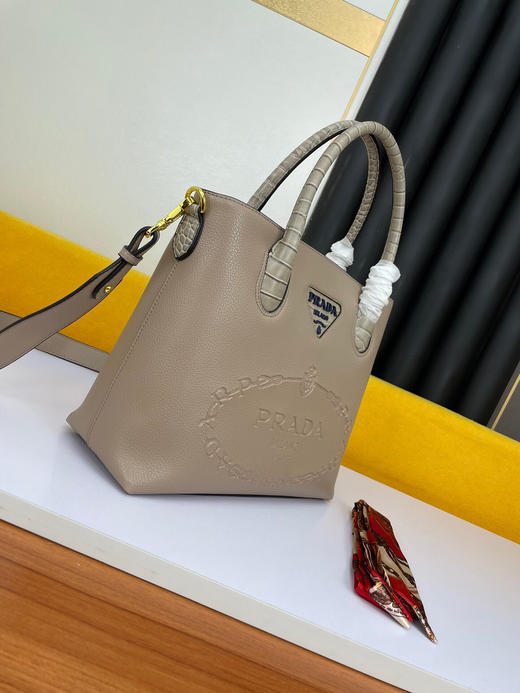 秋冬特价💰680 原版货 普拉达 2021劲爆简约时尚款2122 当季秋冬 商品图1