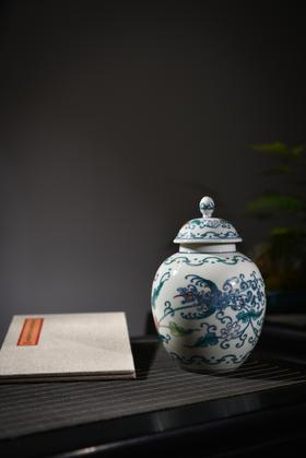 斗彩凤穿牡丹纹盖罐