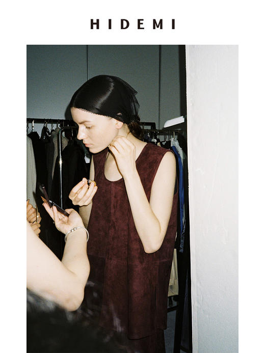 HIDEMI 勃艮第红麂皮套装 纽扣式背心/半身长裙 商品图2