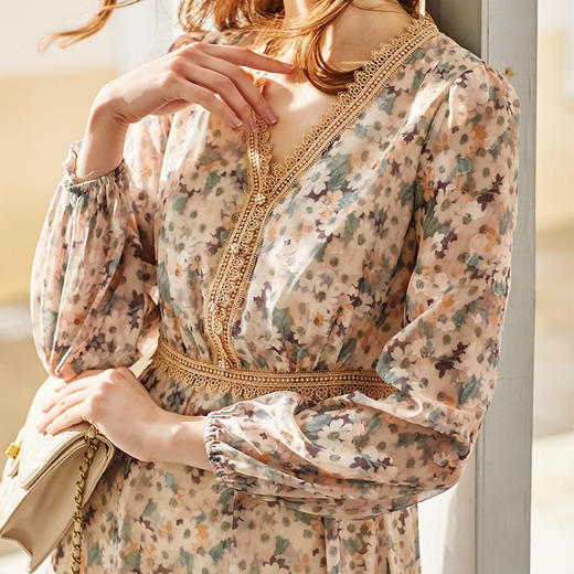 欧芮儿蕾丝拼接V领碎花连衣裙2021秋显瘦裙 商品图1