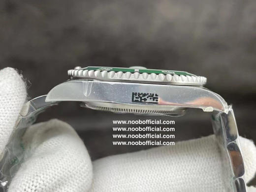 🔹ZF劳力士 🔹水鬼 精彩细节详解分析：️1️⃣接近原装的蜜蜡色夜明珠， 圈口与玻璃间的缝隙2️⃣接近原装的绿色陶瓷外圈，色差还原98% 商品图6