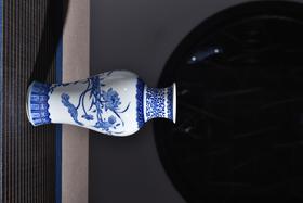 斗彩缠枝莲龙纹胆瓶