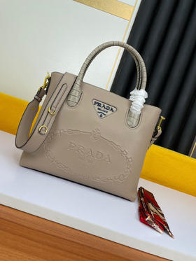 秋冬特价💰680 原版货 普拉达 2021劲爆简约时尚款2122 当季秋冬