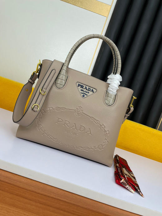 秋冬特价💰680 原版货 普拉达 2021劲爆简约时尚款2122 当季秋冬 商品图0