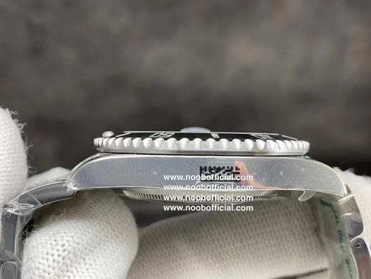 🔹ZF劳力士 🔹水鬼 精彩细节详解分析：️1️⃣接近原装的蜜蜡色夜明珠， 圈口与玻璃间的缝隙2️⃣接近原装的绿色陶瓷外圈，色差还原98% 商品图11