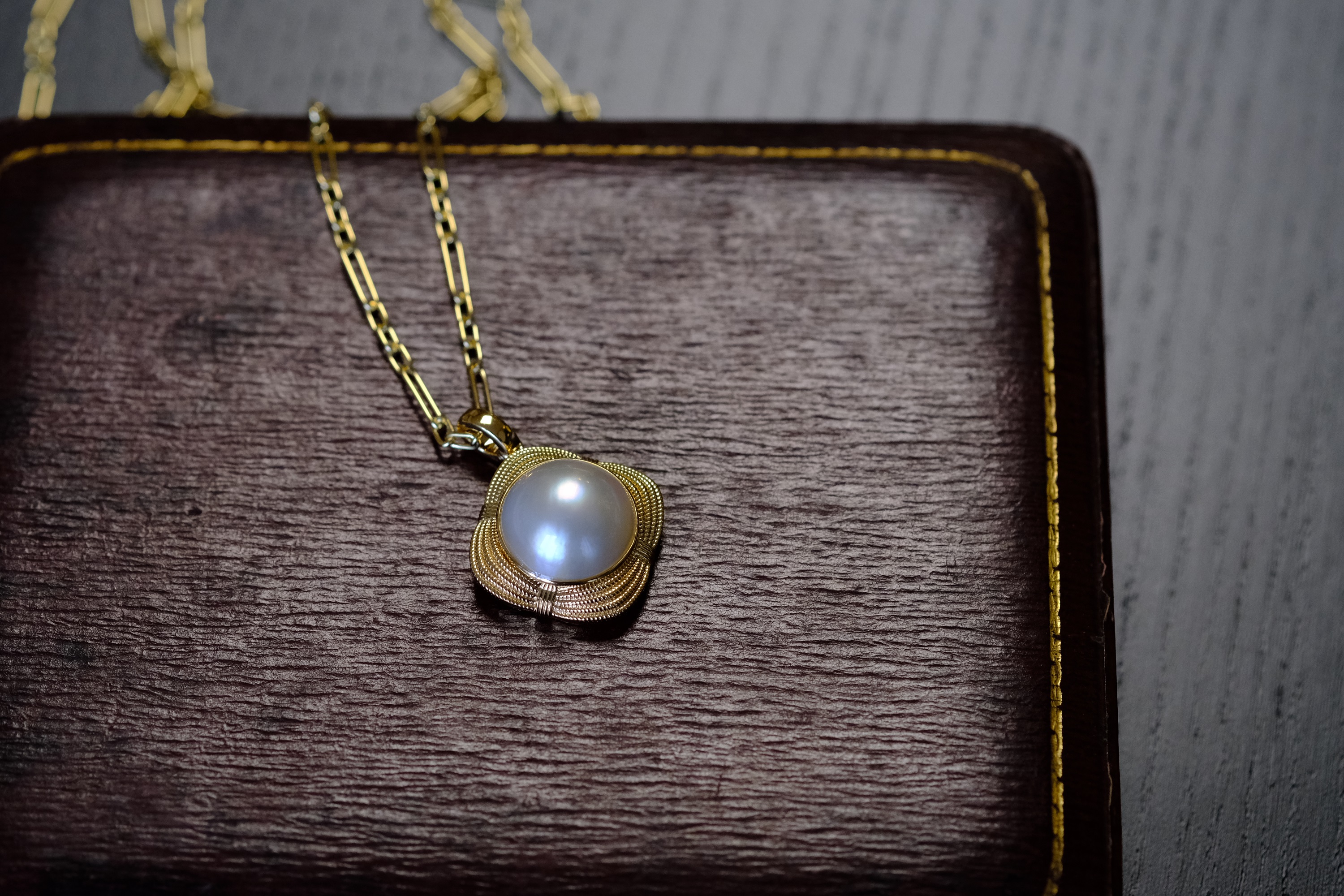 18K 四瓣花马贝珠挂坠