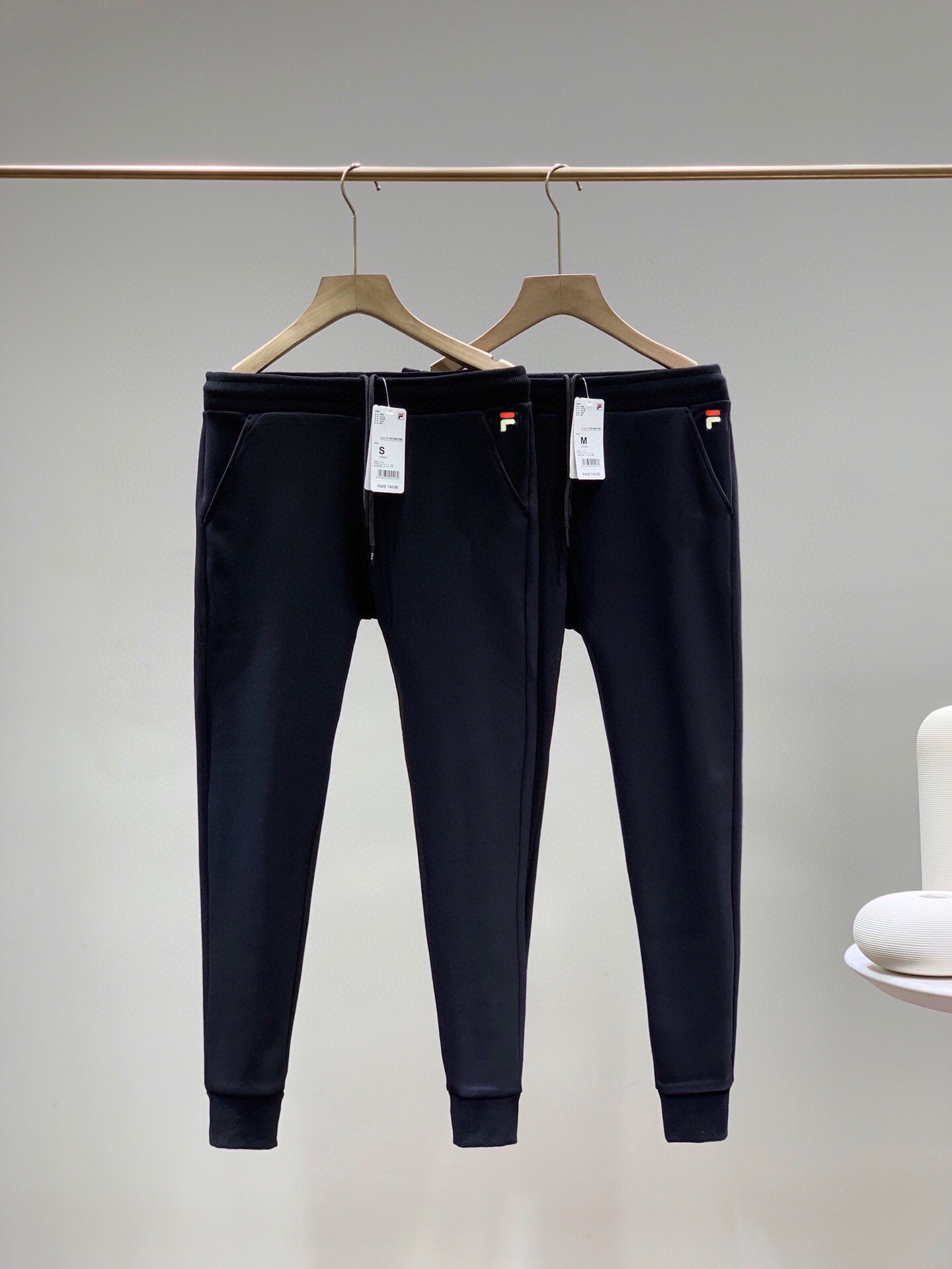 点此购买 斐乐女款加厚空气层休闲裤 zy200816