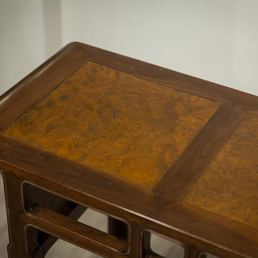 清代 红木三镶瘿木面书卷琴桌 商品图2