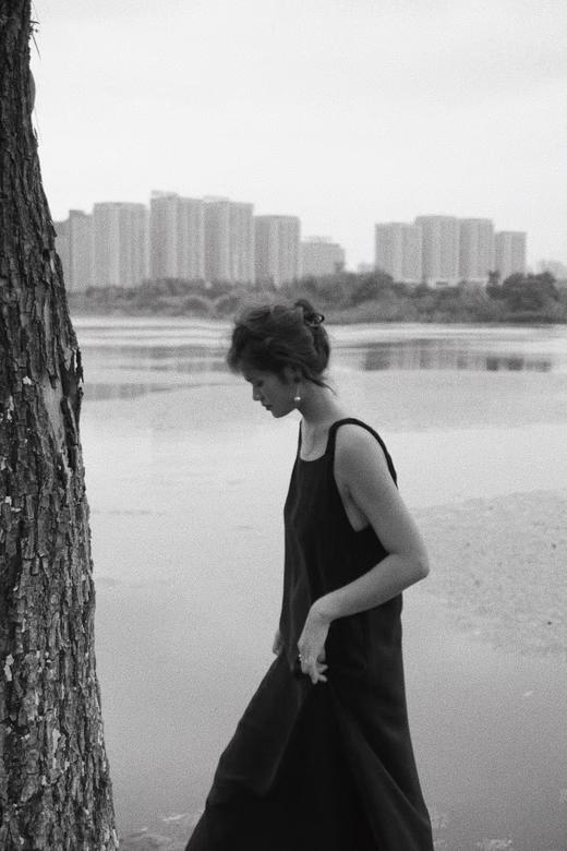 Semplicita | 扭结后背深V连衣裙 [ 黑 ] 商品图0