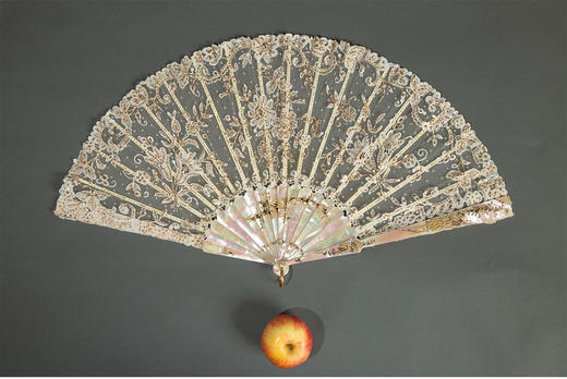 独角鹿西洋古董法国Duvelleroy工坊母贝扇骨珠片刺绣蕾丝扇面折扇 商品图1