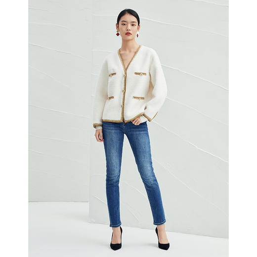 EITIE爱特爱冬季新款羊羔毛通勤简约温柔气质V领撞色直筒显瘦短外套D2103833 商品图1