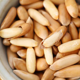 【巴西松子】当季新货，只选用当季的巴西松子做的，炒制的时候只加了适量食用盐调味，入口松脆，回味甘甜，皮薄仁大，手捏可剥开，满足吃货的挑剔味蕾！~