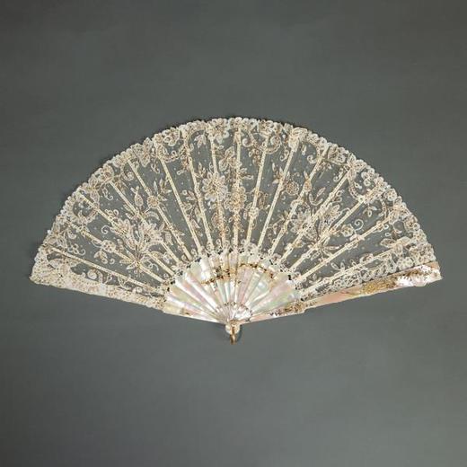 独角鹿西洋古董法国Duvelleroy工坊母贝扇骨珠片刺绣蕾丝扇面折扇 商品图0