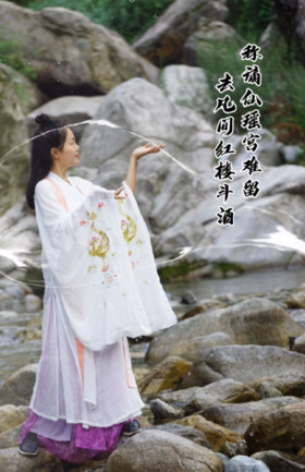 洞府神仙此是家，麻姑曾驻五云车。 峰前三尺寒泉水，犹有白莲开旧花。