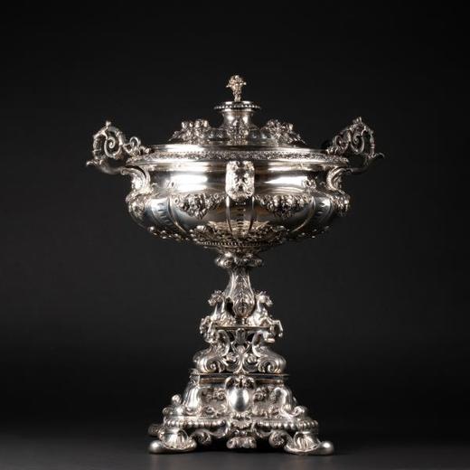 独角鹿西洋古董德国骏马茛苕花卉人物主题浮雕带盖纯银高脚樽 商品图0