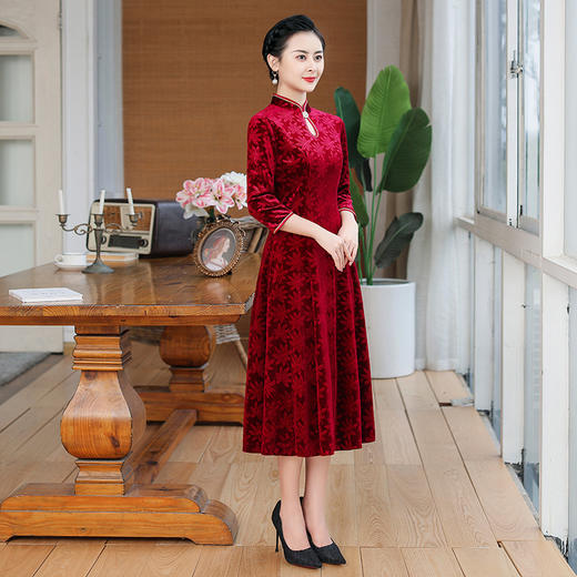 上海旗袍厂TZRY-压花绒旗袍气质暗红显瘦压花绒旗袍连衣裙 遮肚子伞裙秋冬季日常宴会连衣裙 商品图1