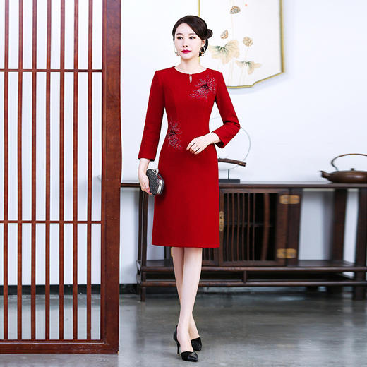 上海旗袍厂TZRY-4秋季新款红色短中式圆领长款长袖金丝绒短袖成人复古旗袍 商品图1