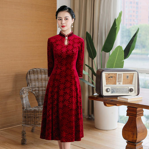 上海旗袍厂TZRY-压花绒旗袍气质暗红显瘦压花绒旗袍连衣裙 遮肚子伞裙秋冬季日常宴会连衣裙 商品图2