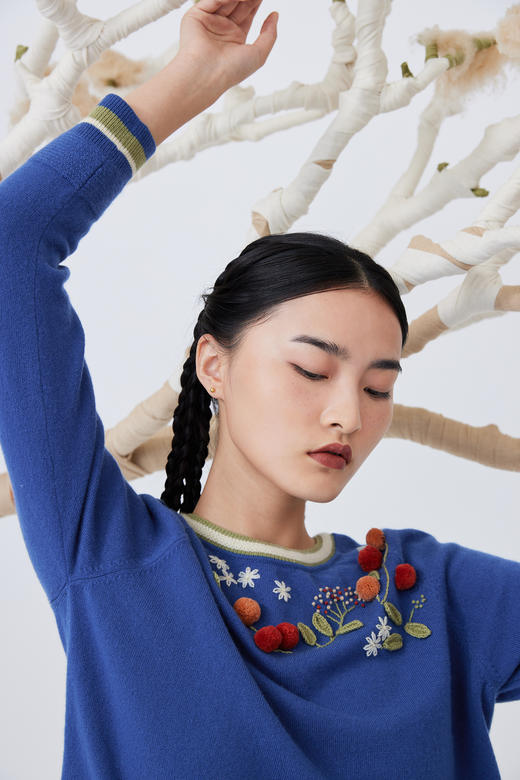 圆领手工绣花羊绒针织女套衫 SJF93W109N 商品图3