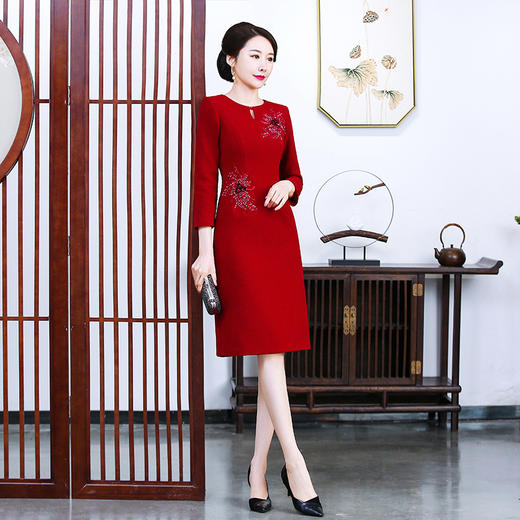 上海旗袍厂TZRY-4秋季新款红色短中式圆领长款长袖金丝绒短袖成人复古旗袍 商品图2