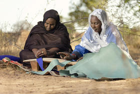 淡雅的灰色，却能折射出五彩斑斓的光芒。生活亏欠他们的，将用双手为自己加冕