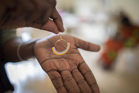 拂去蒙尘砖瓦，用双手雕琢新希望