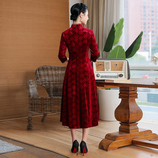 上海旗袍厂TZRY-压花绒旗袍气质暗红显瘦压花绒旗袍连衣裙 遮肚子伞裙秋冬季日常宴会连衣裙 商品图3