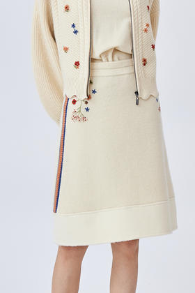   针梭相拼手工绣花羊绒半身裙 SJF93W341N