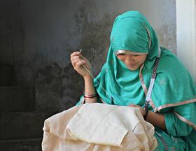 针针动情，黑暗中勾勒出灿烂的希望之花