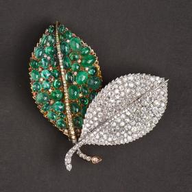 独角鹿西洋古董首饰珠宝法国铂金镶嵌祖母绿钻石双叶造型胸针