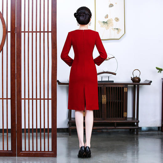 上海旗袍厂TZRY-4秋季新款红色短中式圆领长款长袖金丝绒短袖成人复古旗袍 商品图3