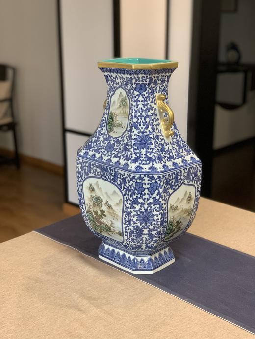 涂杏花:青花加彩六面开窗山水双耳瓶方肩瓶 商品图1