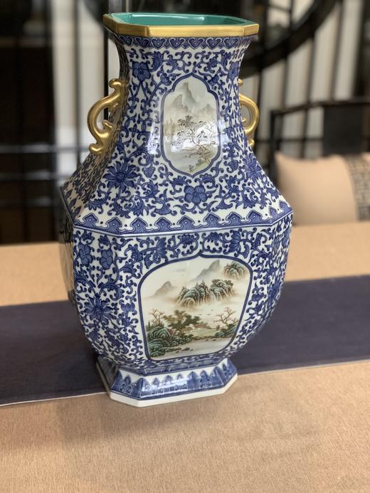 涂杏花:青花加彩六面开窗山水双耳瓶方肩瓶 商品图2