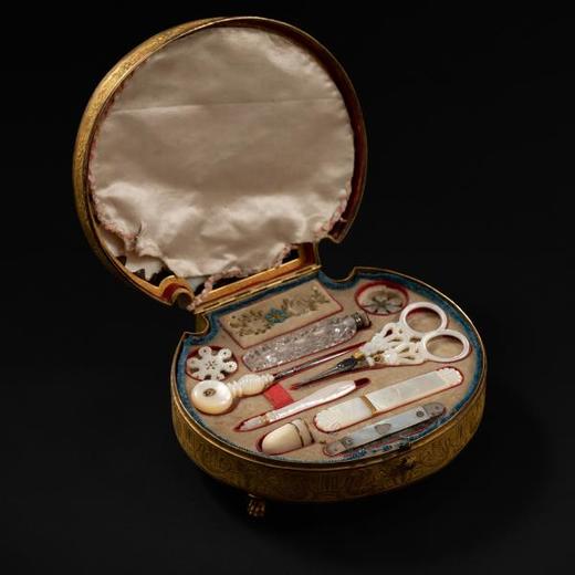 独角鹿西洋古董法国卢浮宫回廊商店天鹅雕饰铜鎏金嵌母贝缝纫套件 商品图0