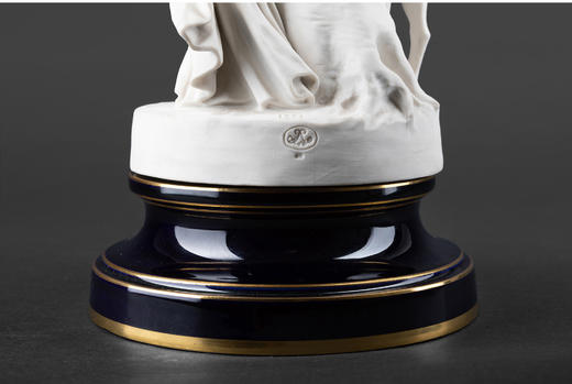 独角鹿西洋古董法国塞弗尔帝王蓝釉底座素胎瓷雕塑《女神与猎犬》 商品图4