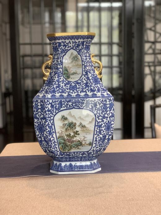 涂杏花:青花加彩六面开窗山水双耳瓶方肩瓶 商品图0