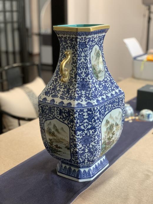 涂杏花:青花加彩六面开窗山水双耳瓶方肩瓶 商品图3