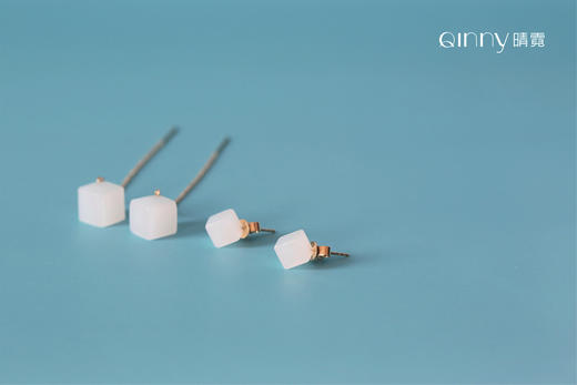 Qinny |璀璨之星｜18K金和田玉极简现代几何正方体耳线耳钉 商品图5