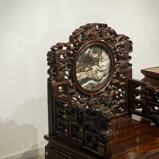 清代 红木镶云石透雕太狮少狮扶手椅成套（两椅一几） 商品图3