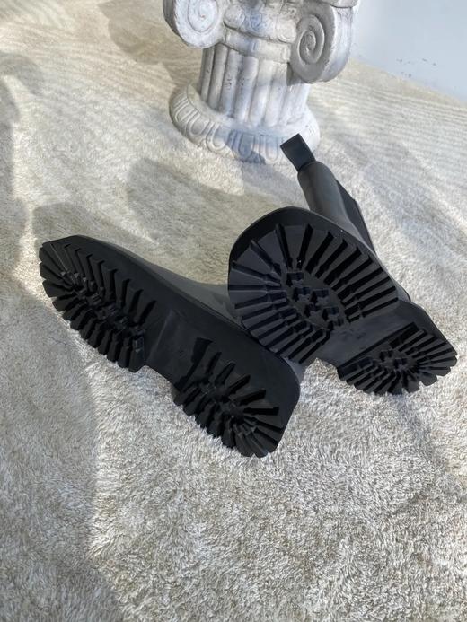 【断码特惠不退换】厚底英伦风切尔西烟 筒靴丨头层牛皮 透气佳 圆头设计不挑脚型 6cm后跟 拔高身型 平底鞋一样的脚感 松紧带设计穿脱自如 tory-bur*ch等轻奢品牌代工厂定制款 商品图9