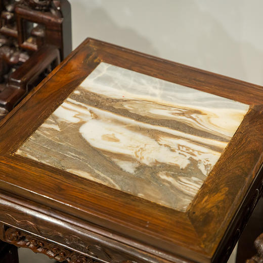 清代 红木镶云石透雕太狮少狮扶手椅成套（两椅一几） 商品图4