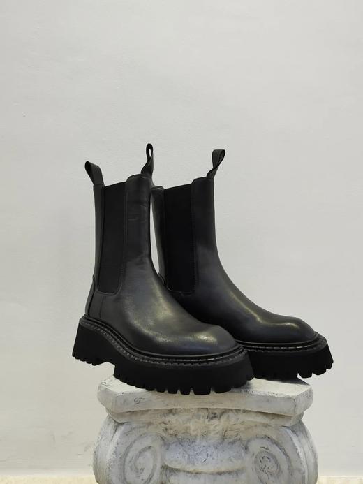 【断码特惠不退换】厚底英伦风切尔西烟 筒靴丨头层牛皮 透气佳 圆头设计不挑脚型 6cm后跟 拔高身型 平底鞋一样的脚感 松紧带设计穿脱自如 tory-bur*ch等轻奢品牌代工厂定制款 商品图0