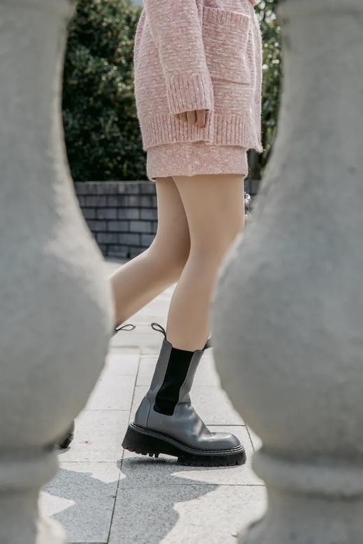 【断码特惠不退换】厚底英伦风切尔西烟 筒靴丨头层牛皮 透气佳 圆头设计不挑脚型 6cm后跟 拔高身型 平底鞋一样的脚感 松紧带设计穿脱自如 tory-bur*ch等轻奢品牌代工厂定制款 商品图2