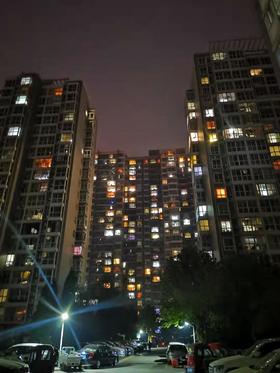 结束一天的工作，和家人一起享受水果时光。