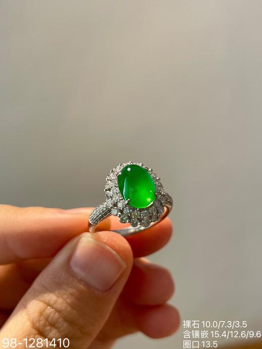 98-1281410，玻璃种木那艳绿蛋面戒指 65999 商品图0