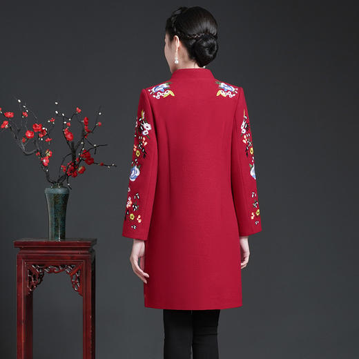 上海旗袍厂ZY-Y1228冬季新款毛呢刺绣花立领大衣妈妈装女装气质风衣外套 商品图4