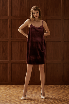 紫粉丝绒细吊带连衣裙