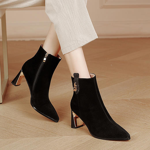 KBY-LD7090新款时尚气质尖头粗高跟短靴 商品图0