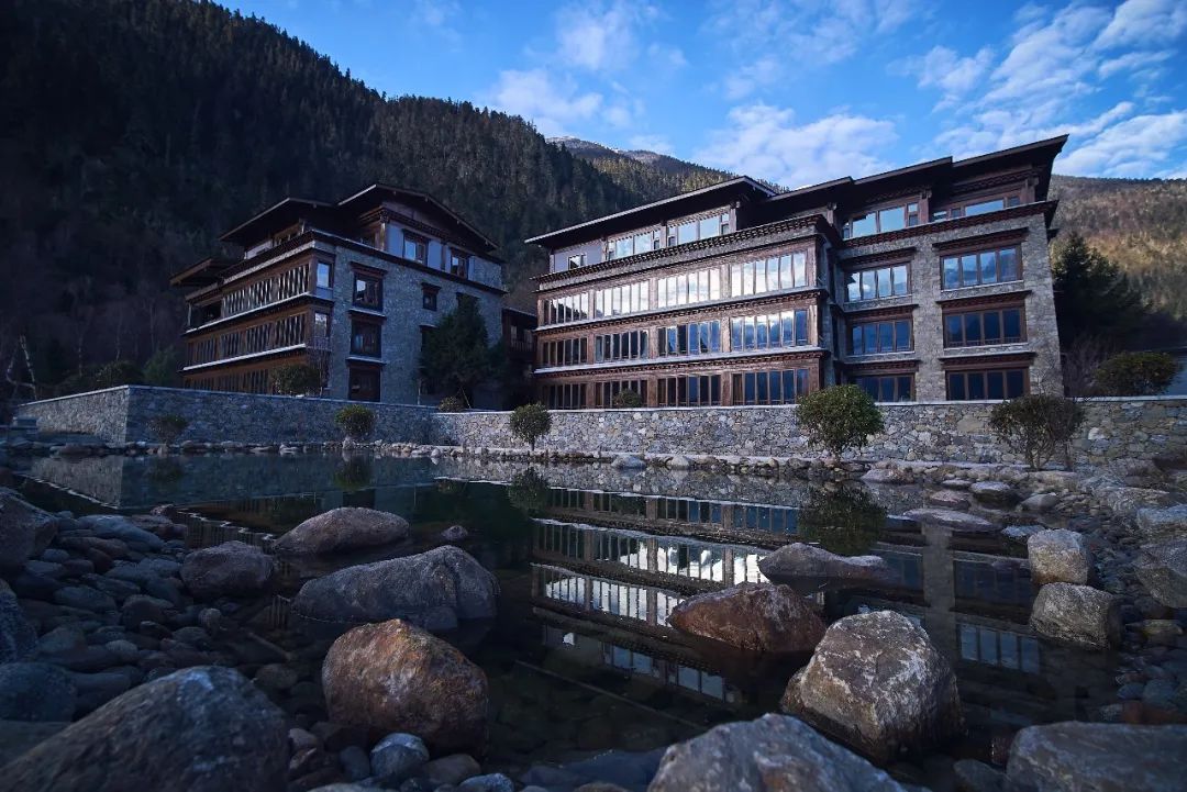 酒店的任意一个角落都面朝「中国最美山峰」——南迦巴瓦松赞南迦巴瓦